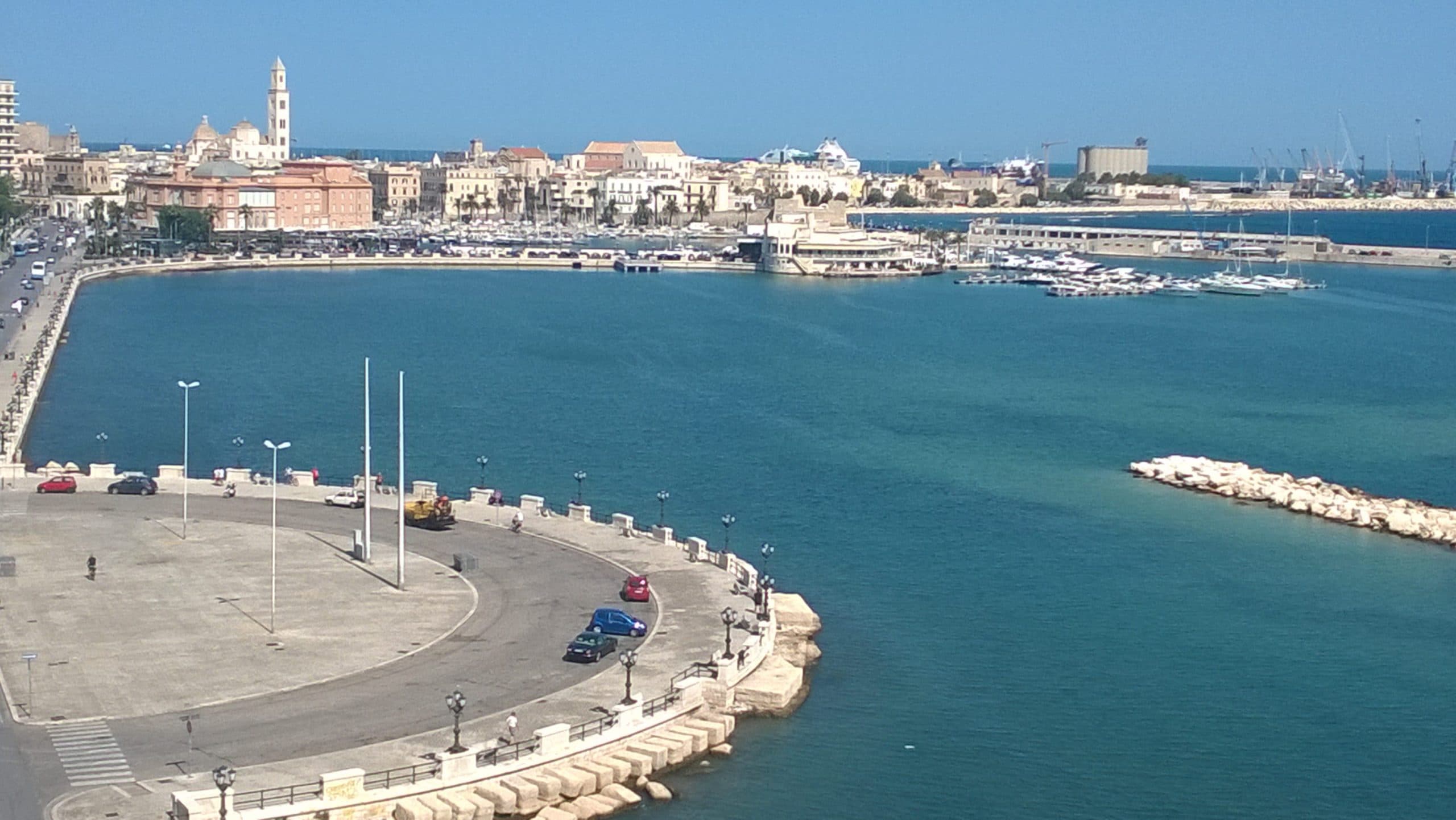 Veduta del porto di Bari, città che ha ospitato la presentazione del Check-up Mezzogiorno 2026 realizzato da Confindustria e SRM.