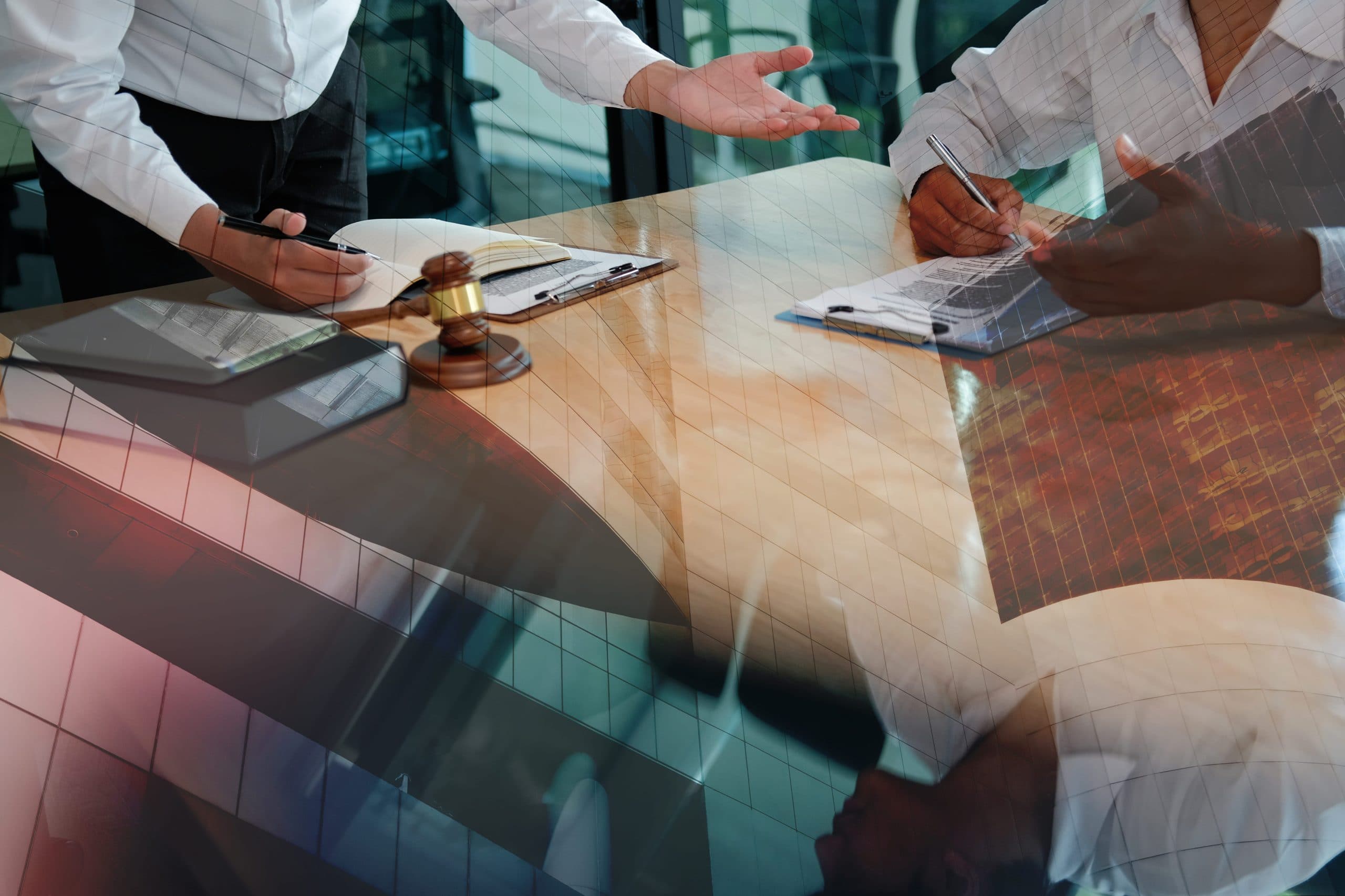 Giuristi d'impresa al lavoro nell'attività di consulenza legale e supporto ai processi decisionali aziendali.