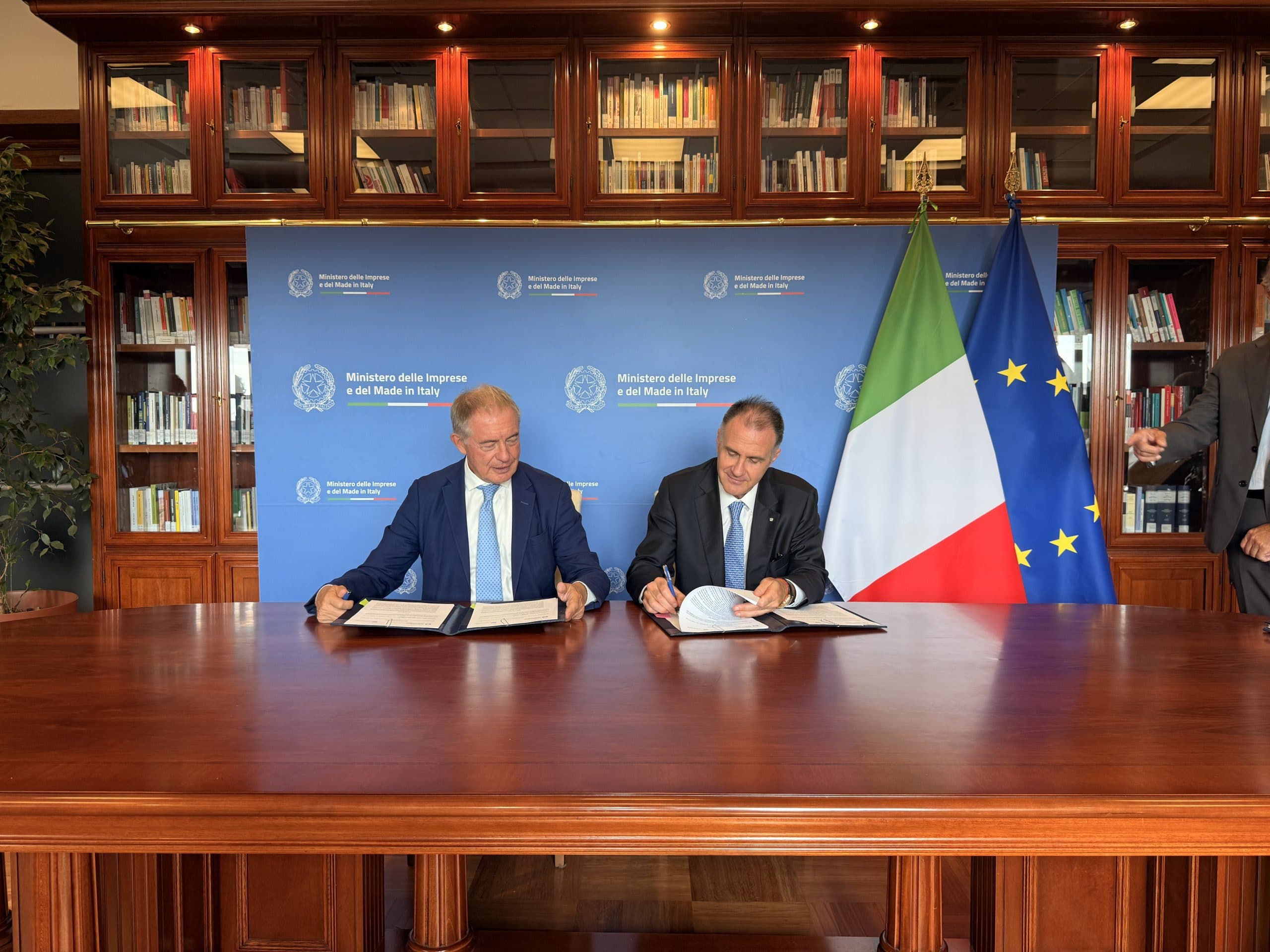 Il ministro delle Imprese e del Made in Italy Adolfo Urso (a sinistra) e il presidente di Confindustria Emanuele Orsini alla firma dei due protocolli d’intesa su crisi industriali e Case del Made in Italy, a Palazzo Piacentini.